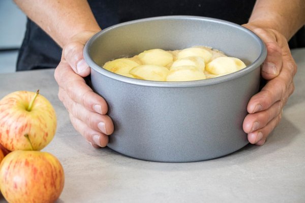 KitchenCraft Non-Stick Loose Base Deep Cake Pan, 18cm - Image 3