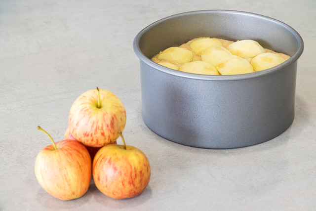 KitchenCraft Non-Stick Loose Base Deep Cake Pan, 18cm - Image 4