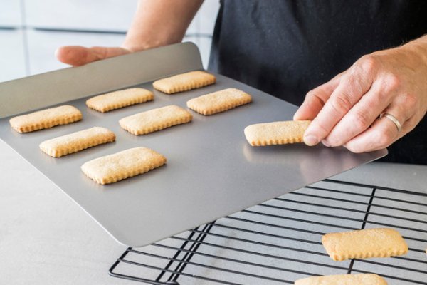 KitchenCraft Non-Stick Baking Sheet, 33.5cm x 32cm - Image 6