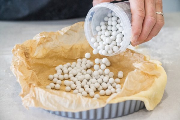 KitchenCraft Tub of Ceramic Baking Beans - 500g - Image 5