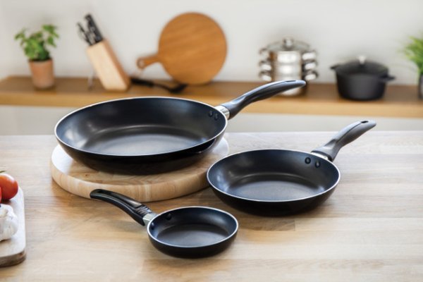 KitchenCraft Non-Stick Aluminium Frying Pans Set, 28cm, 20cm and 12cm - Image 2