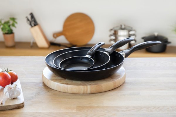 KitchenCraft Non-Stick Aluminium Frying Pans Set, 28cm, 20cm and 12cm - Image 3