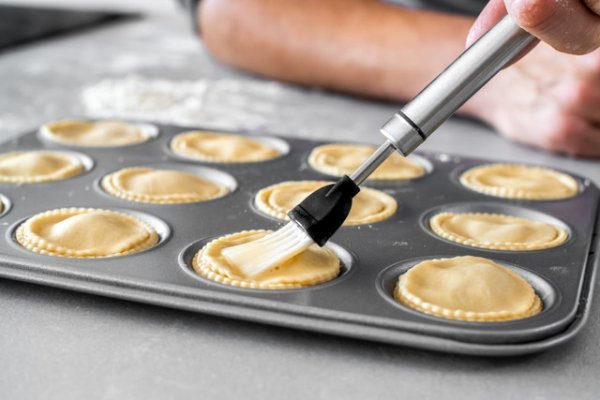 KitchenCraft Oval Handled Stainless Steel Pastry Brush - Image 3