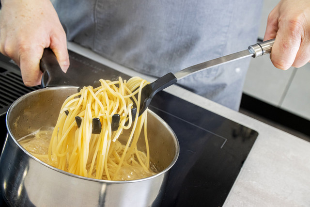 KitchenCraft Stainless Steel Non-Stick Spaghetti Server - Image 4
