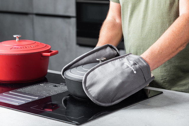 MasterClass Cast Aluminium Shallow Casserole Dish 4L Black - Image 4