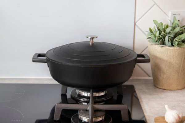 MasterClass Cast Aluminium Shallow Casserole Dish 4L Black - Image 6