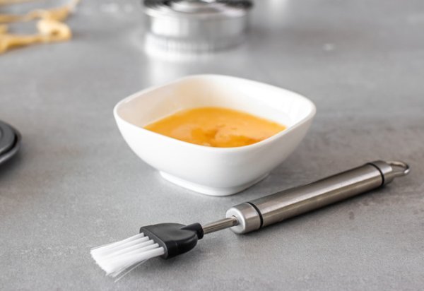 KitchenCraft Oval Handled Stainless Steel Pastry Brush - Image 4