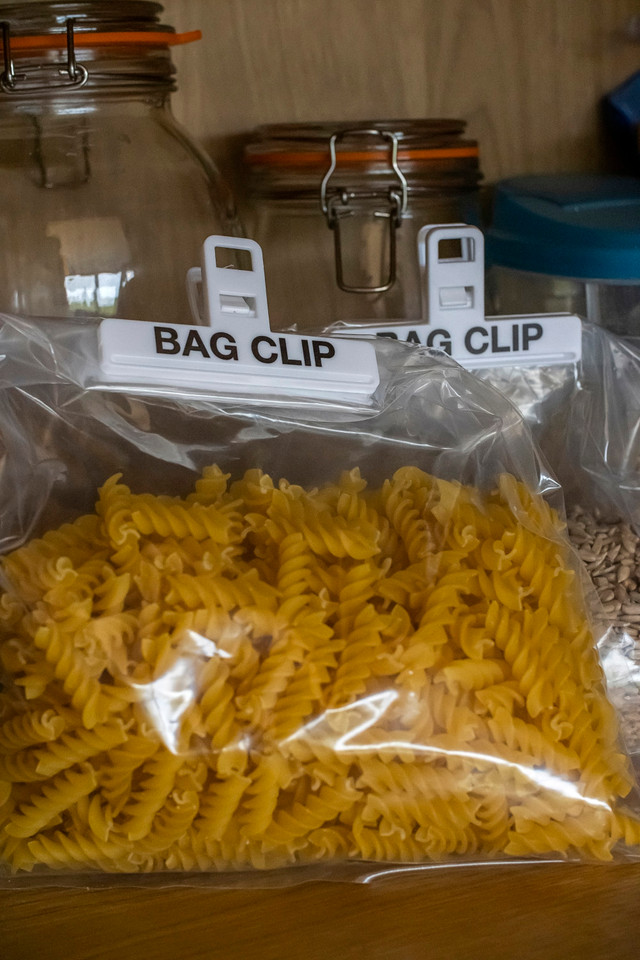 KitchenCraft Set of 2 Medium Plastic Bag Clips - Image 5